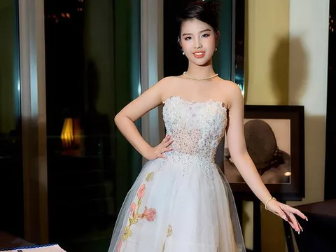 Mẫu nhí 13 tuổi gây sốt mạng xã hội với vẻ ngoài lớn phổng phao