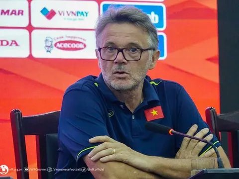 HLV Troussier nói lý do không gọi Văn Quyết, Công Phượng