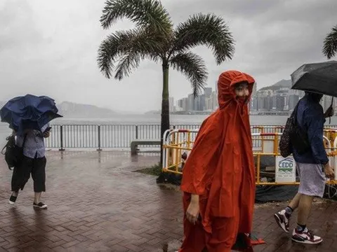 Hong Kong tiếp tục nâng cảnh báo bão Koinu