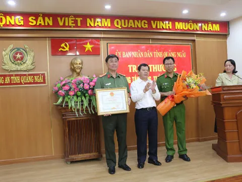 Thưởng nóng lực lượng Công an truy bắt đối tượng bắn 2 nữ lao công bị thương