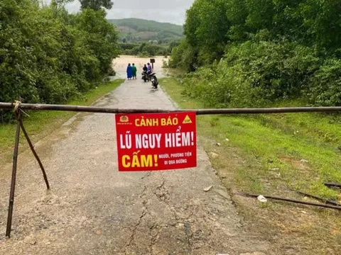 Mưa lũ miền Trung: Một nam sinh lớp 8 bị nước cuốn trôi