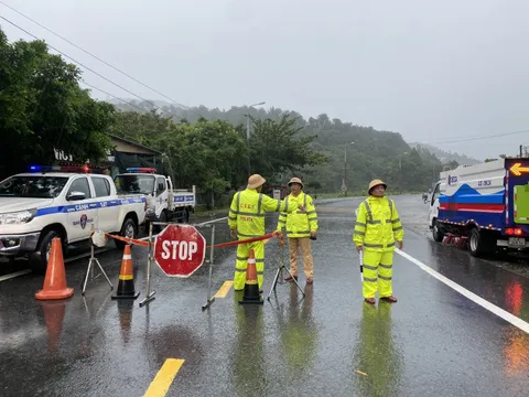 Đà Nẵng tiếp tục cấm xe qua đèo Hải Vân do mưa rất to, nguy cơ sạt lở trở lại