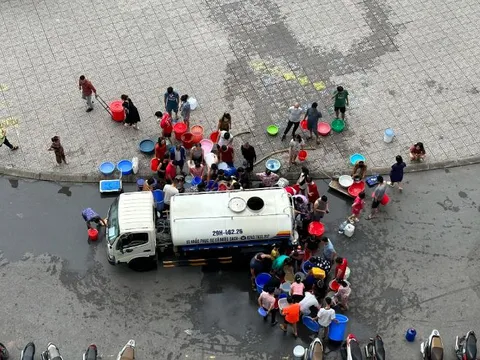 Giữa Hà Nội: 3.000 người dân chịu cảnh mất nước gần cả tuần