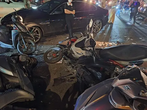 Ôtô tông loạt xe máy dừng đèn đỏ ở TPHCM, nhiều người bị thương