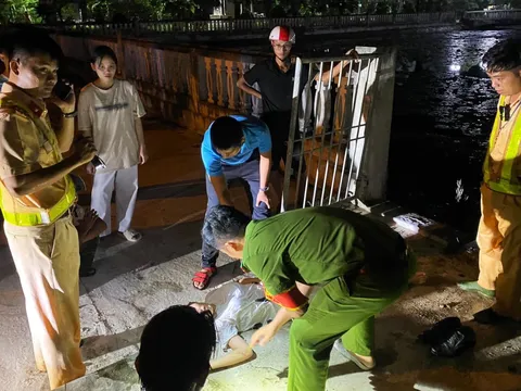 Đà Nẵng: CSGT lao xuống hồ sâu cứu 2 học sinh đuối nước