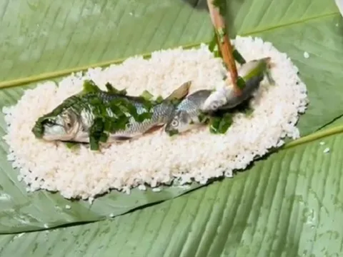 Độc lạ món bánh chưng nhân cá chép