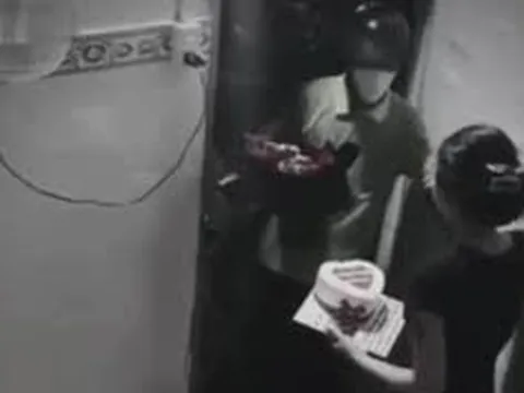Nhân kỷ niệm ngày cưới, cả vợ lẫn chồng đều bị 'đứng hình' khi cửa nhà vừa mở ra