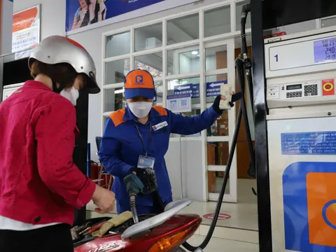 Giá xăng RON95 tăng hơn 400 đồng mỗi lít, giá dầu giảm