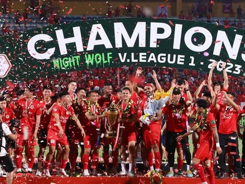 Tiền thưởng vô địch 5 tỷ đồng đã đến tay của BHL và cầu thủ CLB Công an Hà Nội