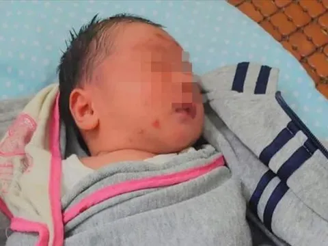 Đồng Nai: Bé trai sơ sinh chưa cắt dây rốn bị bỏ rơi ở cổng chùa
