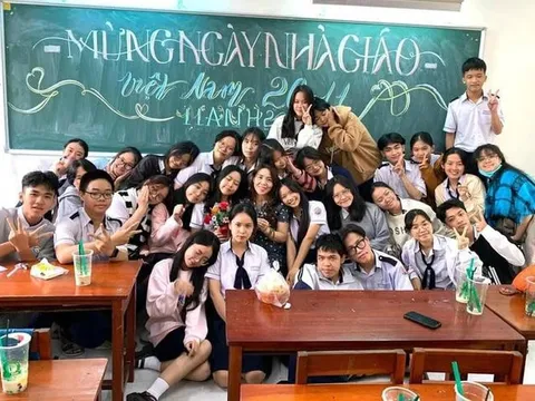 Trường học tặng tiền cho học sinh liên hoan với thầy cô nhân dịp Ngày Nhà giáo Việt Nam 20/11