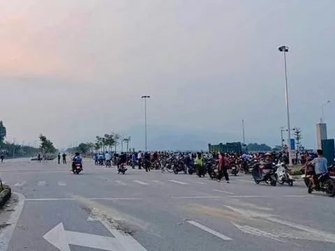 Ông ngoại và cháu 5 tuổi tử vong sau va chạm với xe tải