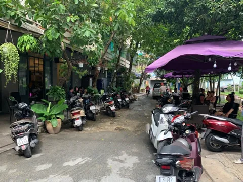Quận Tân Phú-TP.HCM: Ngang nhiên chiếm dụng công viên làm nơi buôn bán