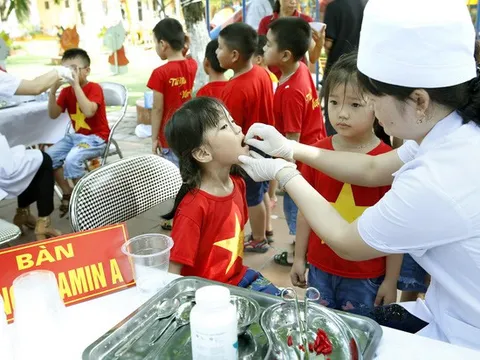 Hà Nội triển khai chiến dịch cho trẻ uống bổ sung vitamin A đợt 2