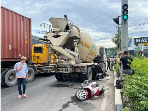 Bình Dương: Xe bồn lao vào nhóm người đi xe máy đang chờ đèn đỏ