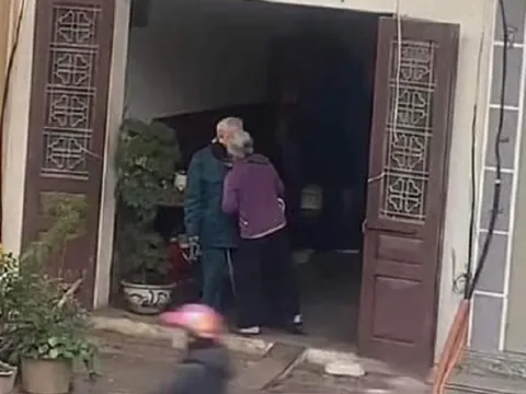 Cụ ông thông báo sẽ đi đánh cờ, cụ bà liền có hành động khiến CĐM đốn tim