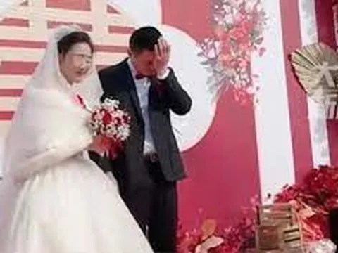 Chú rể bật khóc nức nở suốt 30 phút cử hành hôn lễ, netizen thi nhau đoán nguyên do