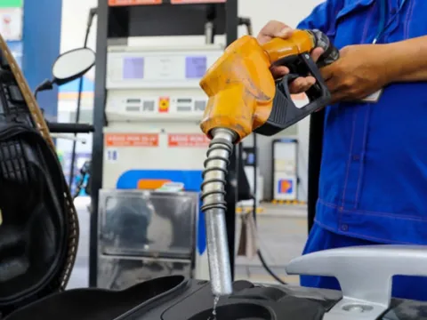 Giá xăng dầu hôm nay 14/12: Tiếp tục giao dịch ở mức thấp, giá xăng tại Việt Nam chiều nay ra sao?