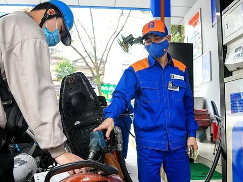 Từ 15h chiều nay, giá xăng E5 giảm 13 đồng, xăng A95 lại tăng 3 đồng/lít