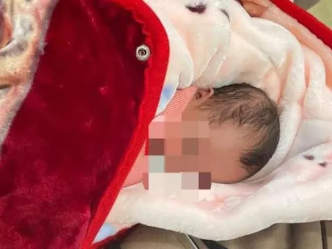 Bé gái 3 tháng tuổi bị bỏ rơi ở gần bãi rác, mẩu giấy để lại khiến ai nấy xót xa