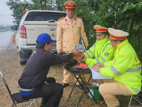 Quảng Bình: Nhiều người dân giao nộp pháo, vật liệu nổ