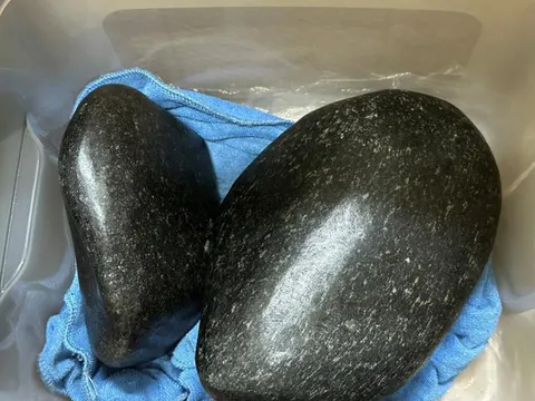 Cục đá đen được 'hô biến' thành bảo vật rồi lừa bán với giá 2.1 tỷ đồng