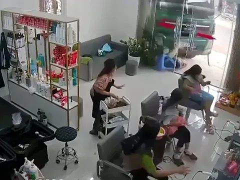 Bắc Giang: Xe tải tông vào quán gội đầu, 4 người thương vong