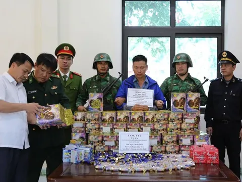 Hà Tĩnh: Bắt đối tượng vận chuyển 500 viên đạn cùng 95kg pháo hoa nổ qua Cửa khẩu Cầu Treo
