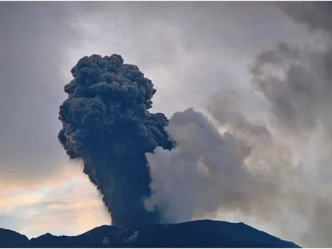 Indonesia: Sơ tán người dân sau khi núi lửa Marapi phun trào