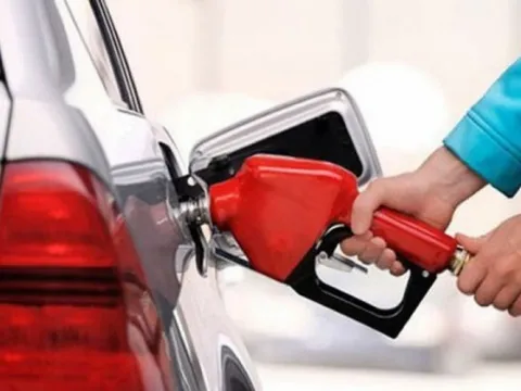 Giá xăng dầu hôm nay 17/1: Đồng loạt giảm trước nhiều thông tin về nguồn cung