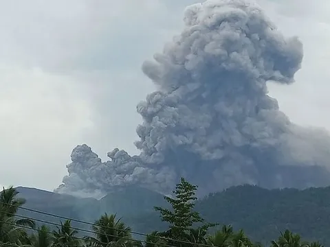 Indonesia: Núi lửa Dokono phun trào, cột tro bụi cao tới 1,7km
