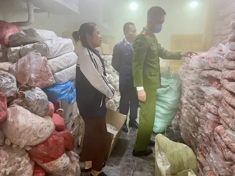 Hà Nội: Phát hiện cơ sở kinh doanh 5,5 tấn mỡ bò không rõ nguồn gốc xuất xứ