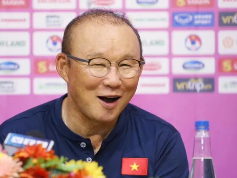 Nhìn HLV Troussier bất lực trước Indonesia mới thấy ông Park tài cao!