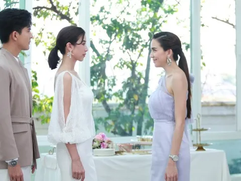 Vô tình gặp chồng cũ khi đi đăng ký kết hôn, thấy người đứng cạnh anh ta tôi bật cười