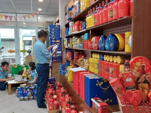 Phát hiện và tịch thu hàng trăm kg thực phẩm không đảm bảo chất lượng an toàn tại TP. Hồ Chí Minh