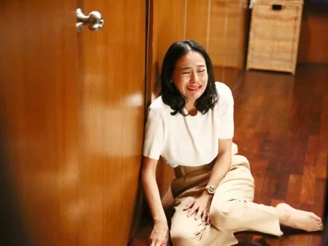 Chồng mất, mẹ chồng ôm con tôi đi chỉ để lại chiếc áo bông rách, thấy thứ bên trong tôi bật khóc