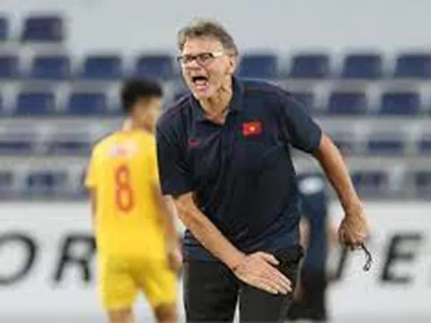 HLV Troussier phản bác ai chê tuyển Việt Nam: Đội đang tiến bộ, dám chơi kiểm soát bóng
