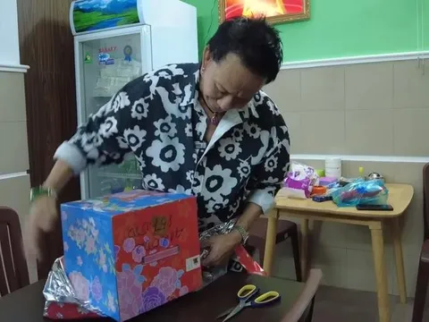 Nam danh hài từng được mời hát đám cưới giá 500 triệu, giờ cùng vợ bán cơm tấm nuôi con nhỏ