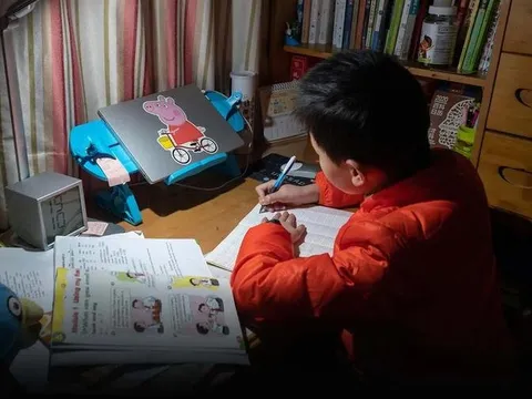 Làm đơn xin nghỉ học hẳn 3 ngày, cậu bé khiến thầy giáo thốt lên 'phục em rồi' sau khi biết lý do