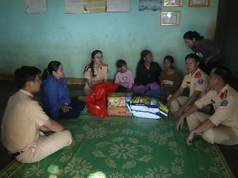 Công an Đắk Nông tặng quà Tết cho hai trẻ mồ côi cha mẹ