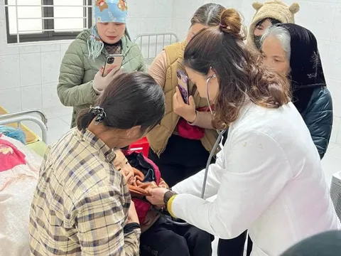 Bé trai hơn 2 tuổi bị bỏ rơi ở cánh đồng, lá thư tay viết vội để lại gây chú ý