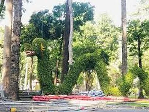 'Cười mệt' với linh vật rồng đặt tại công viên Tao Đàn, TP.HCM