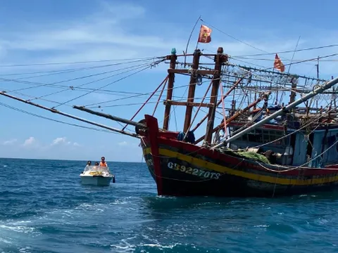 Quảng Bình: 2 tàu cá chìm trên biển, tìm thấy thi thể 1 ngư dân