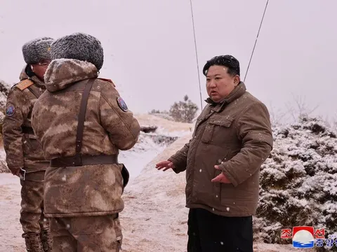 Ông Kim Jong-un thị sát vụ phóng thử tên lửa từ tàu ngầm