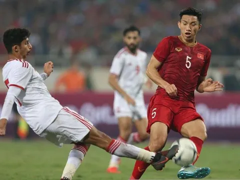 Đoàn Văn Hậu và Quế Ngọc Hải báo tin vui cho HLV Troussier