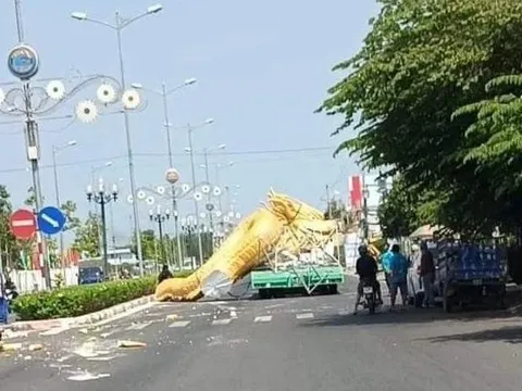 Linh vật rồng Tiền Giang chưa ra đến quảng trường đã 'gặp nạn'