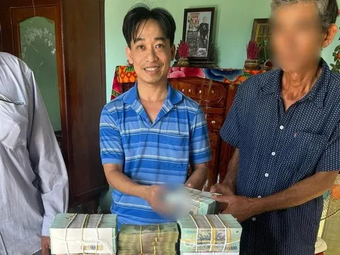 Mua giúp cụ bà 2 tờ vé số, người đàn ông nghèo trúng giải độc đắc gần 4 tỷ đồng
