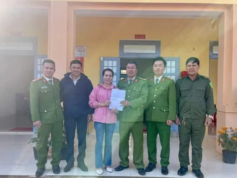 ATM bất ngờ tự nhả ra 20,5 triệu, người phụ nữ có hành động đáng quý