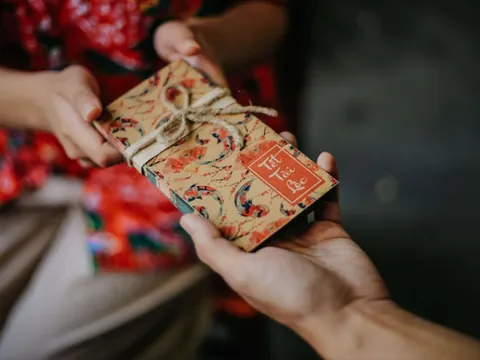 Lì xì đầu năm và những tranh cãi không hồi kết về câu chuyện 'gánh nặng' ngày Tết