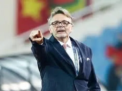 HLV Troussier về Pháp